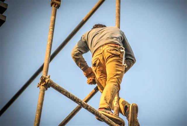 سقوط، حرف اول را می‌زند